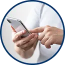 スマホを操作する様子